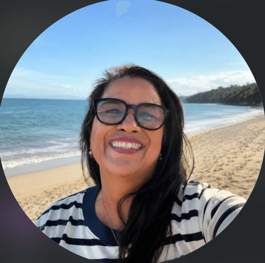 Retrato de Beatriz Travasso em uma praia